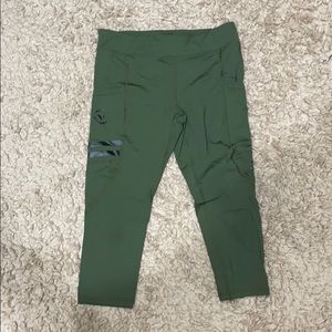 Size Small Army Green Virus cropped leggings